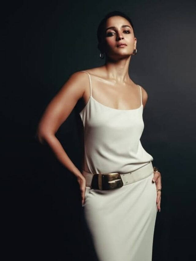 आलिया भट्ट ने 1996 की टॉम फोर्ड की आइकॉनिक गुच्ची ड्रेस में बिना ज़रूरत से ज़्यादा ग्लैमर दिखाए बेहद हॉट लुक दिया।